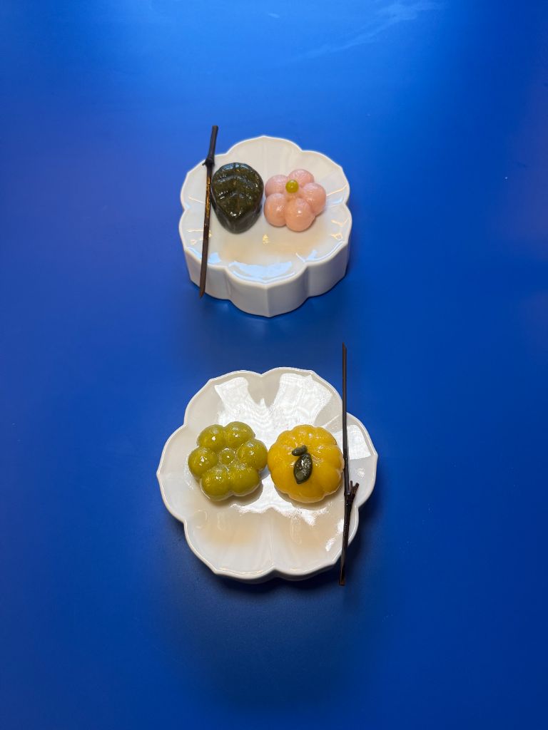 Close-up flower tteok with chopsticks